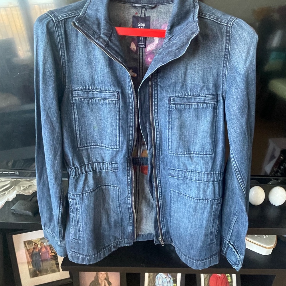 GAP Blue Jean Jacket with Modern Stand-Up Collar
Hand painted one of a kind 💙